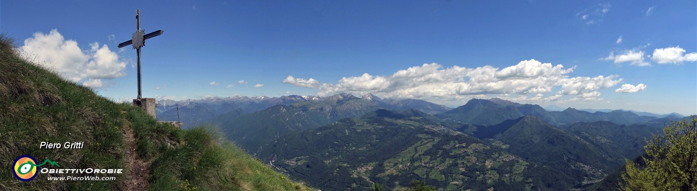 60 Vista panoramica alla croce del Pizzo Grande (1574 m).jpg